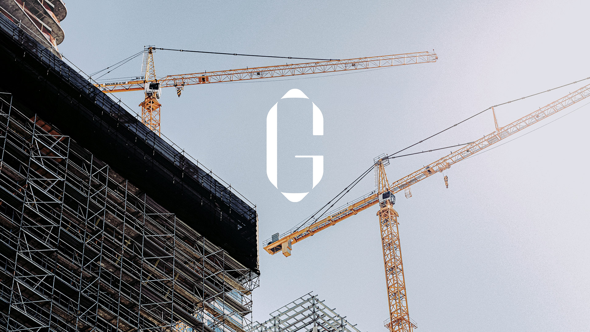Logo von Gebhardt Ingenieure vor einer Baustelle mit moderner Architektur und Baugerüsten