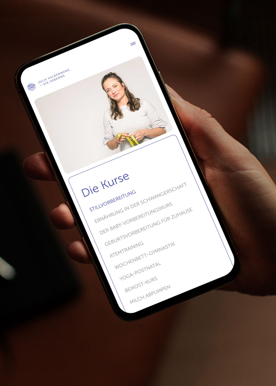 Smartphone mit Ausschnitt einer Website auf dem Bildschirm