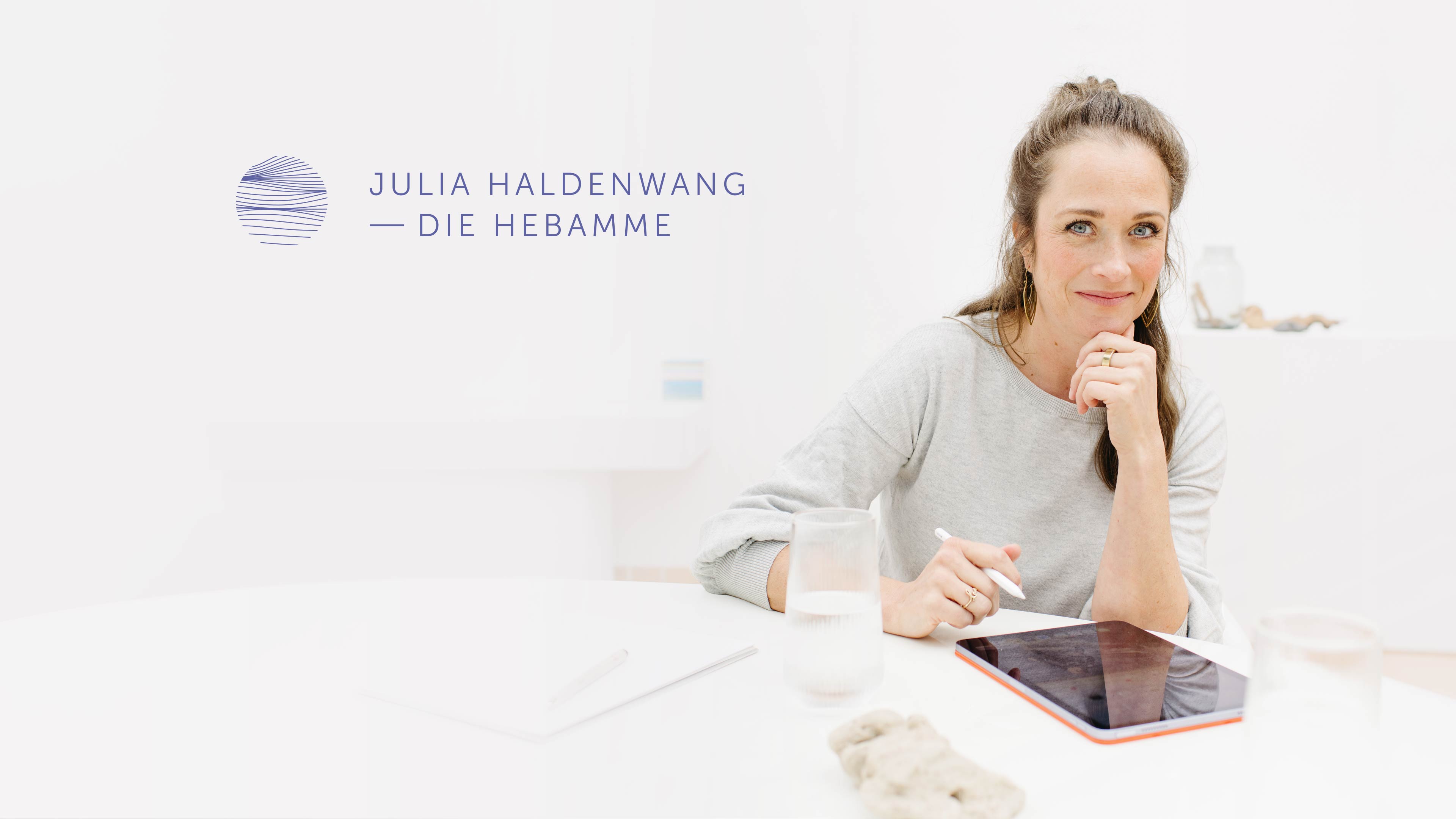 Logo von Julia Haldenwang auf Fotohintergrund mit Portrait der Hebamme