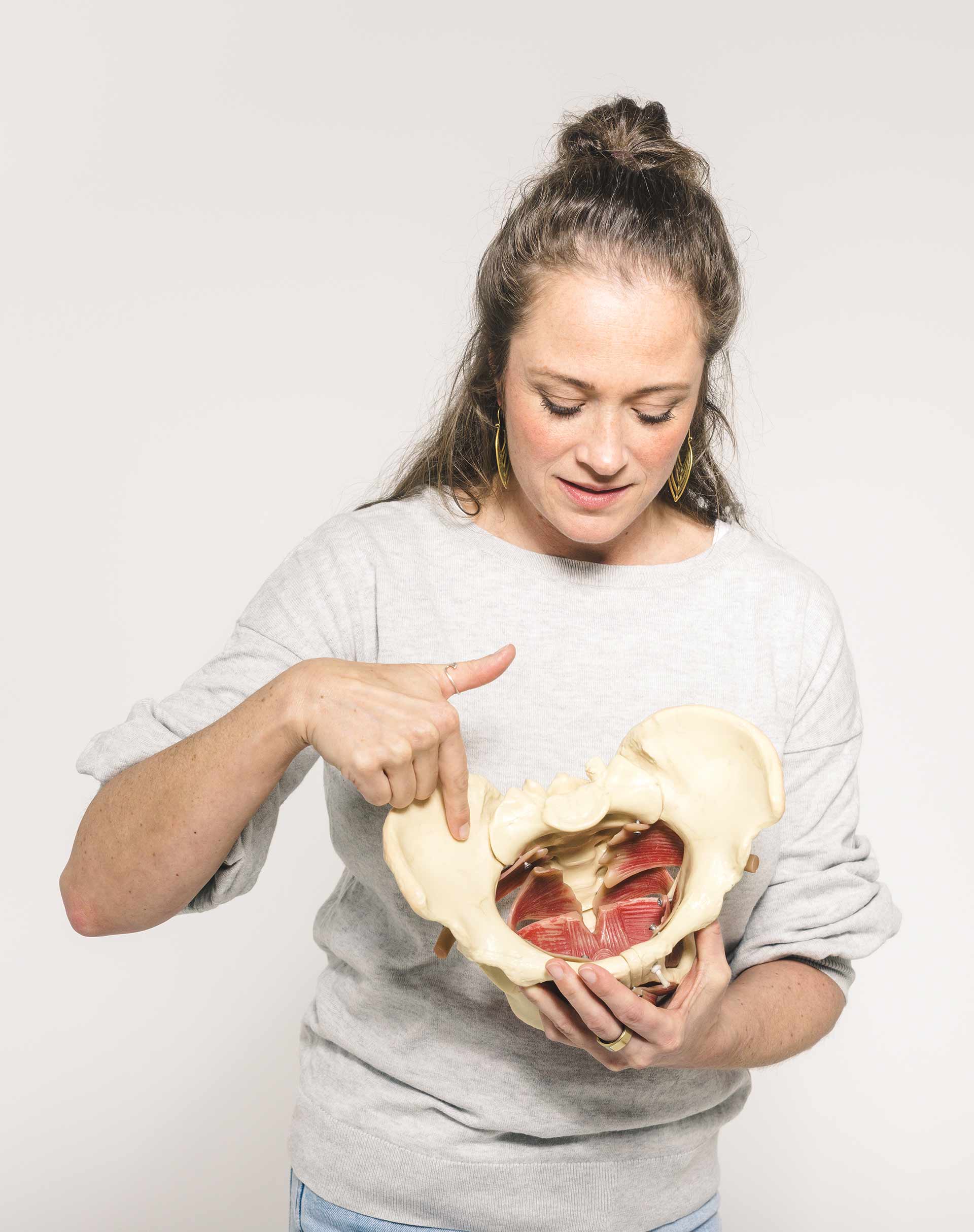 Portrait von Julia Haldenwang mit einem anatomischen Model