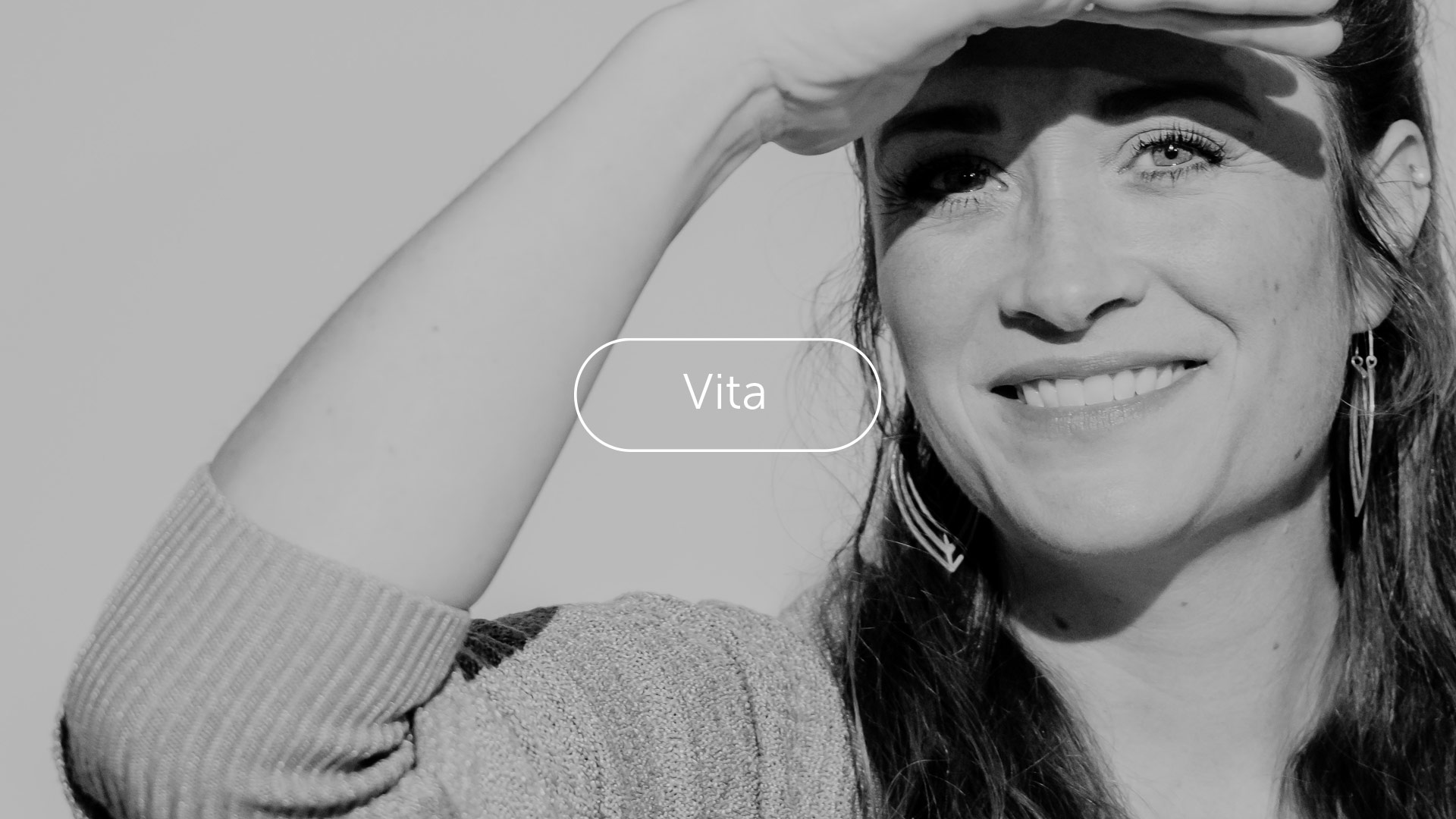 Schwarz-Weiß-Portrait von Julia Haldenwang mit UI-Button im Stil der Website