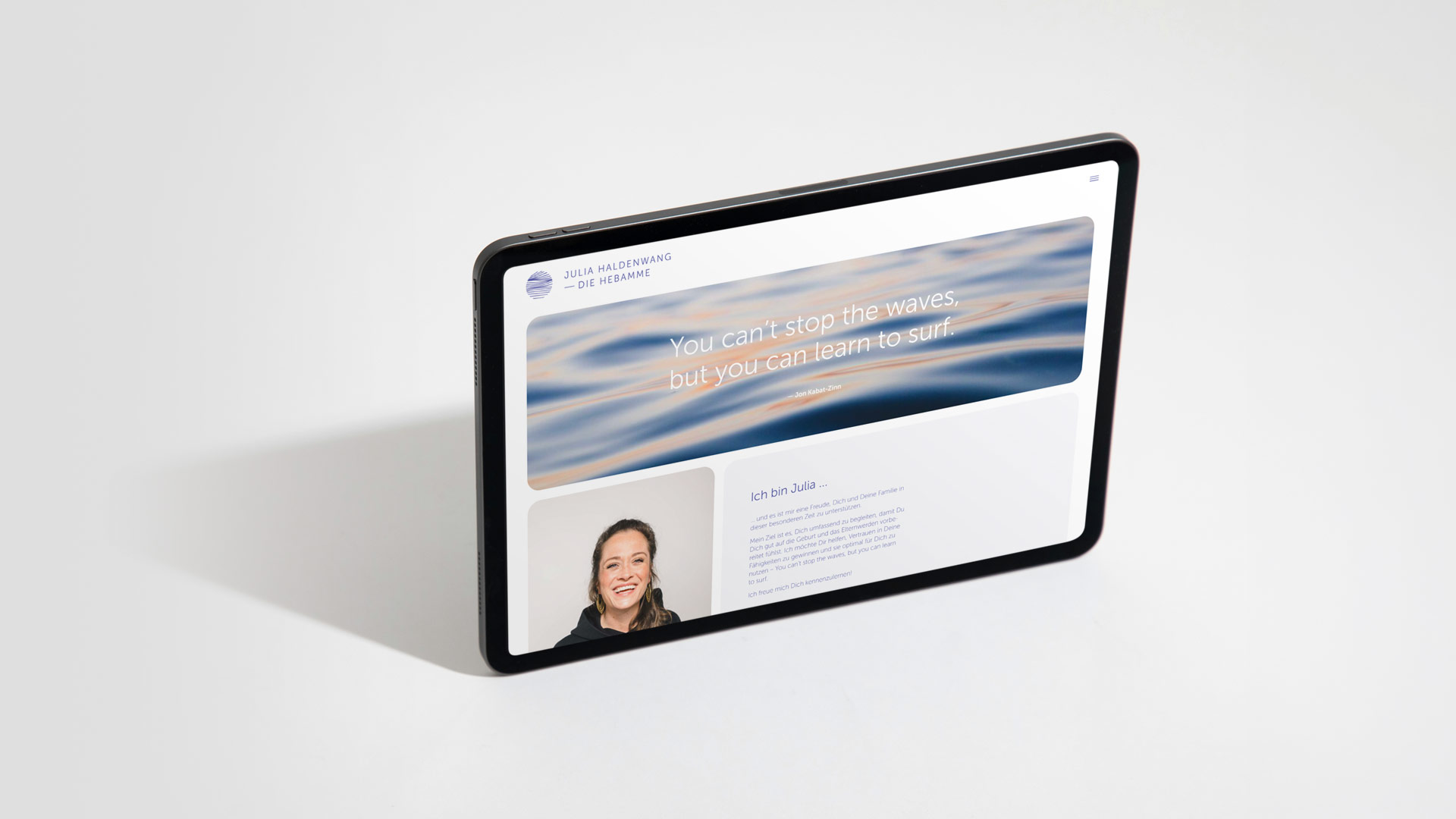 Ein Tablet-Mockup zeigt die responsive Website-Gestaltung für die Hebamme Julia Haldenwang.