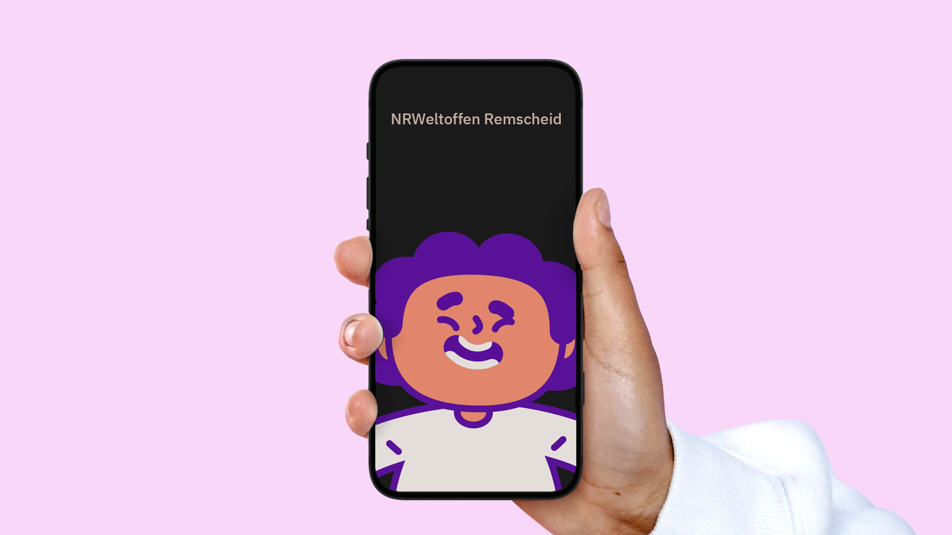 Eine Hand hält ein Smartphone, das ein Webdesign-Element mit einem lachenden Character für NRWeltoffen Remscheid zeigt.