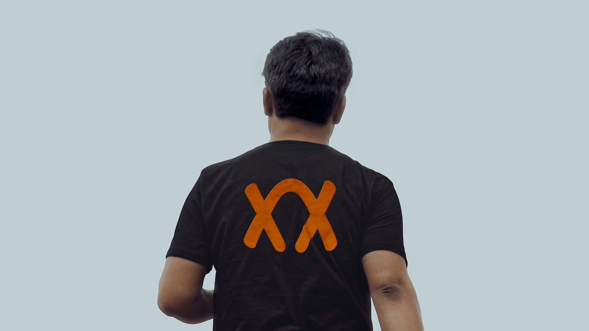 Das Logo der Musikproduktion Frametraxx gedruckt auf einem T-Shirt.