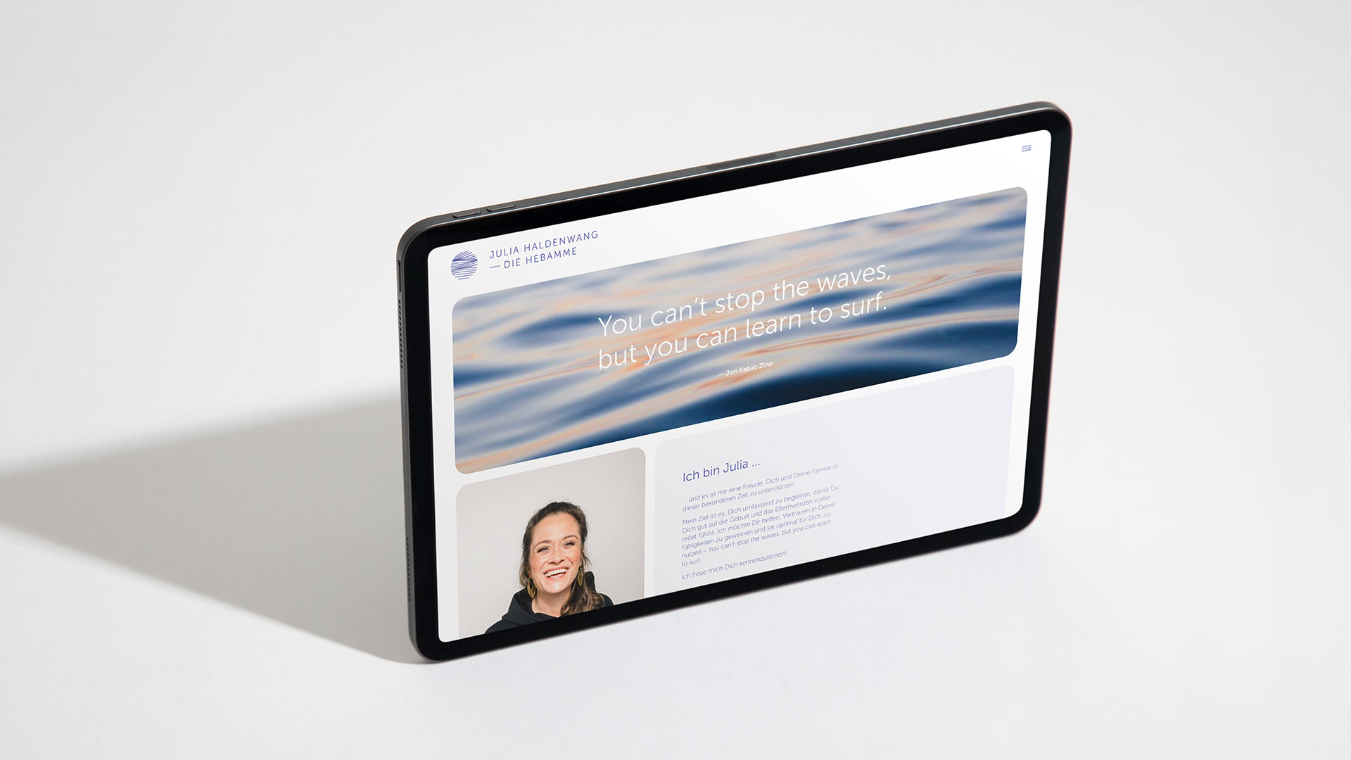 Responsive Webdesign für die Hebamme Julia Haldenwang, dargestellt auf einem Tablet-Display.