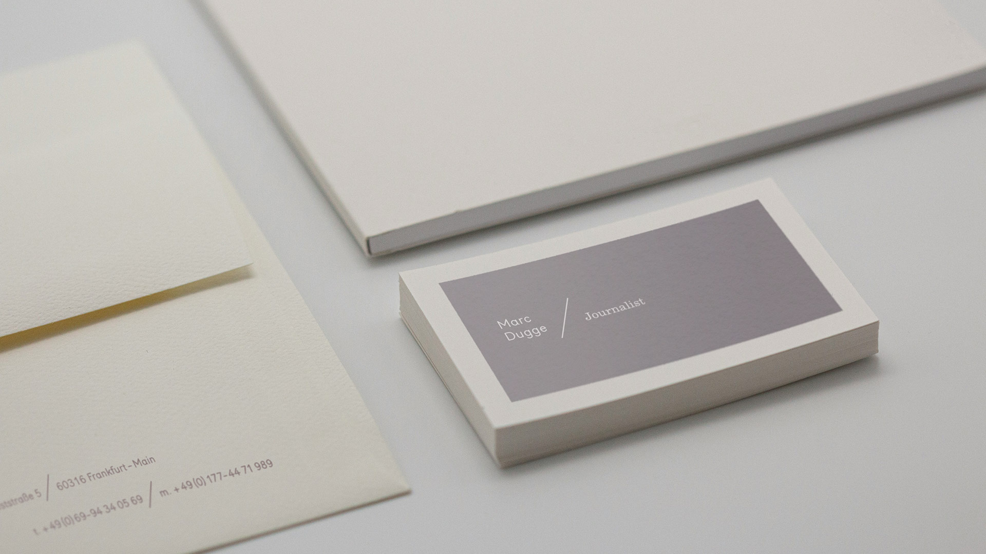 Minimalistische Geschäftsausstattung und Corporate Design für den Journalisten Marc Dugge.