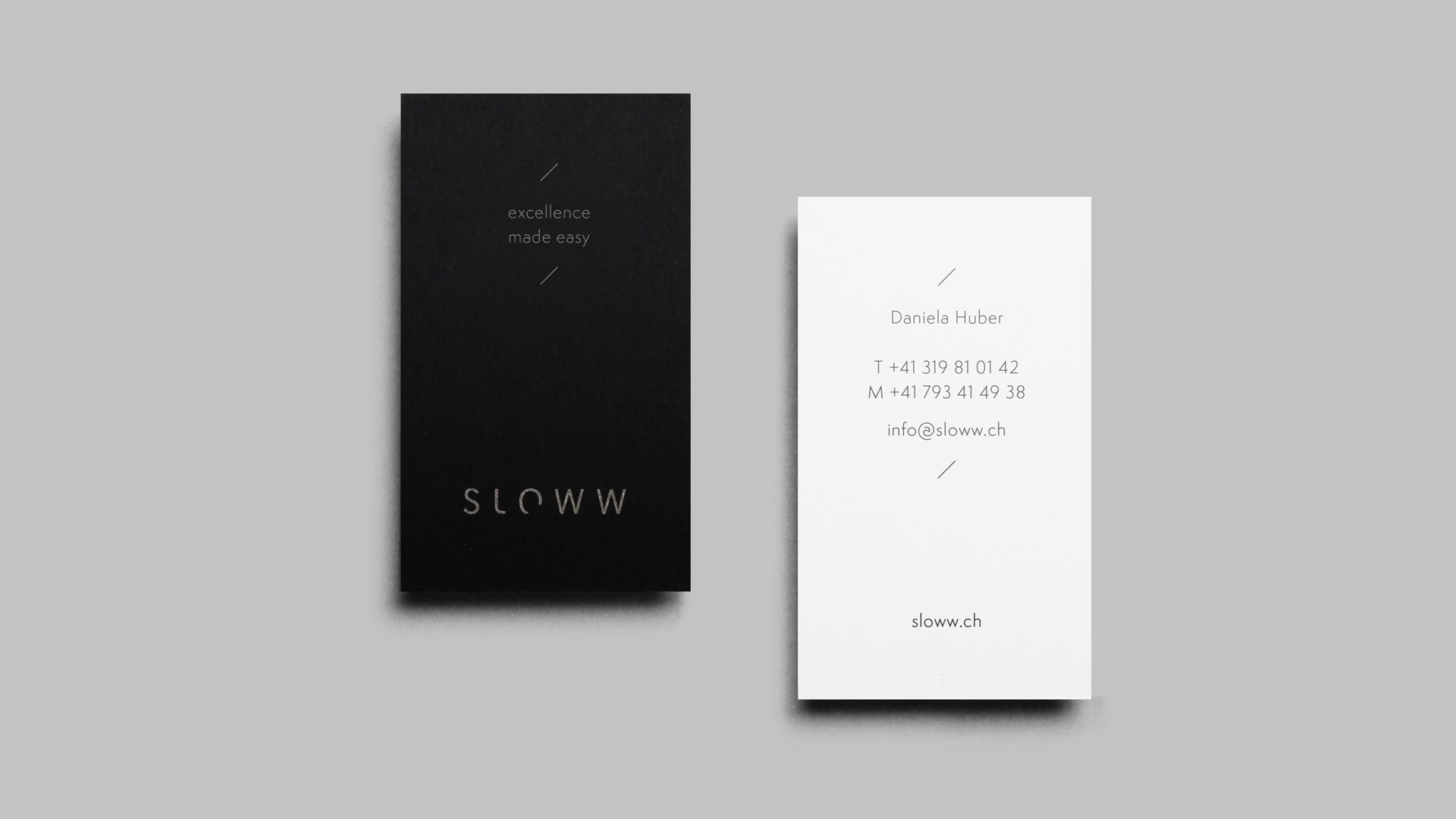 Visitenkarten des Fashion Labels Sloww mit glatter weißer Rückseite und griffiger dunkler Vorderseite aus strukturiertem Papier