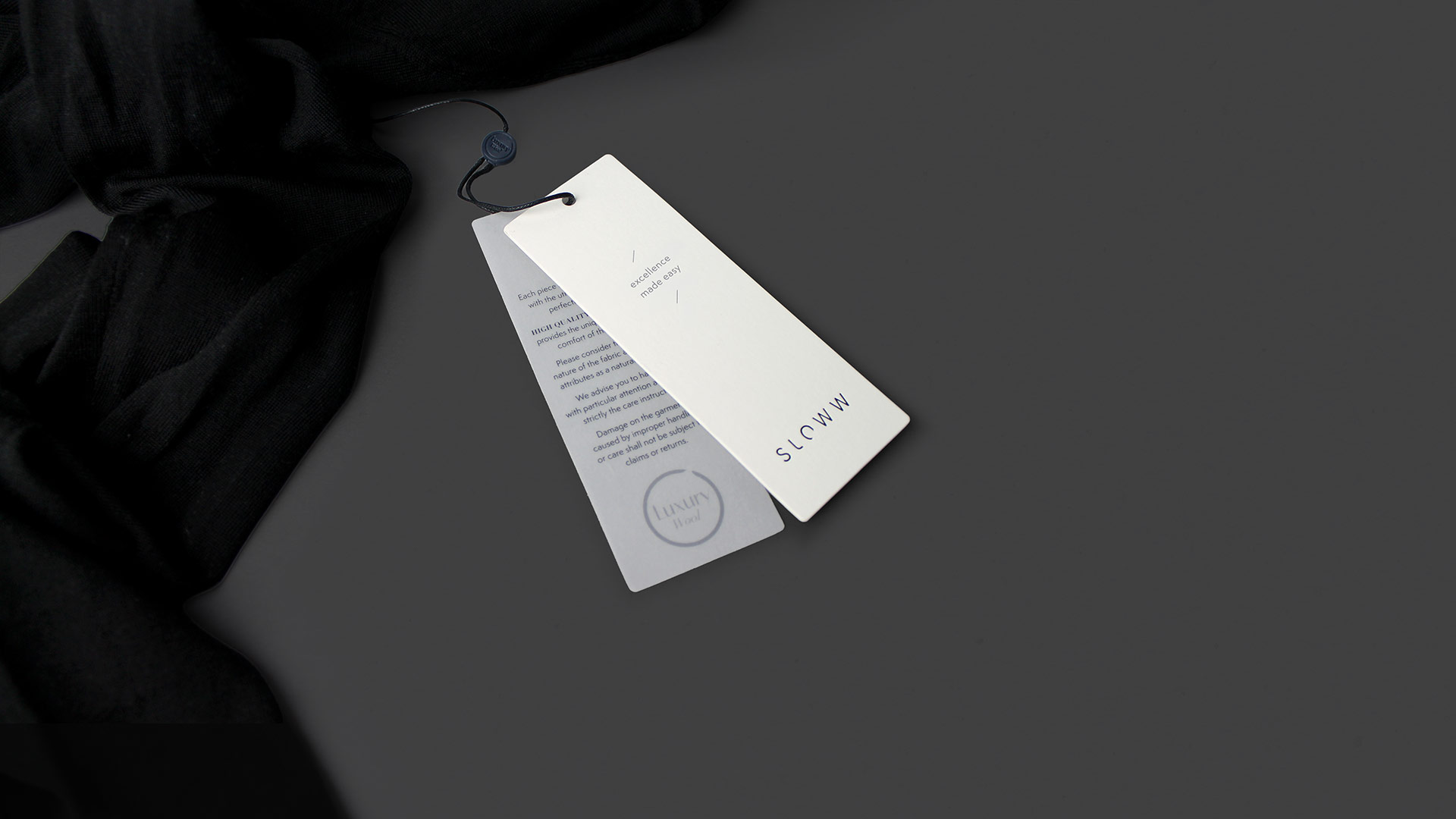 Anhängeetikett des Fashion Labels Sloww aus kräftigem, hochwertigem Papier mit geprägtem Logo