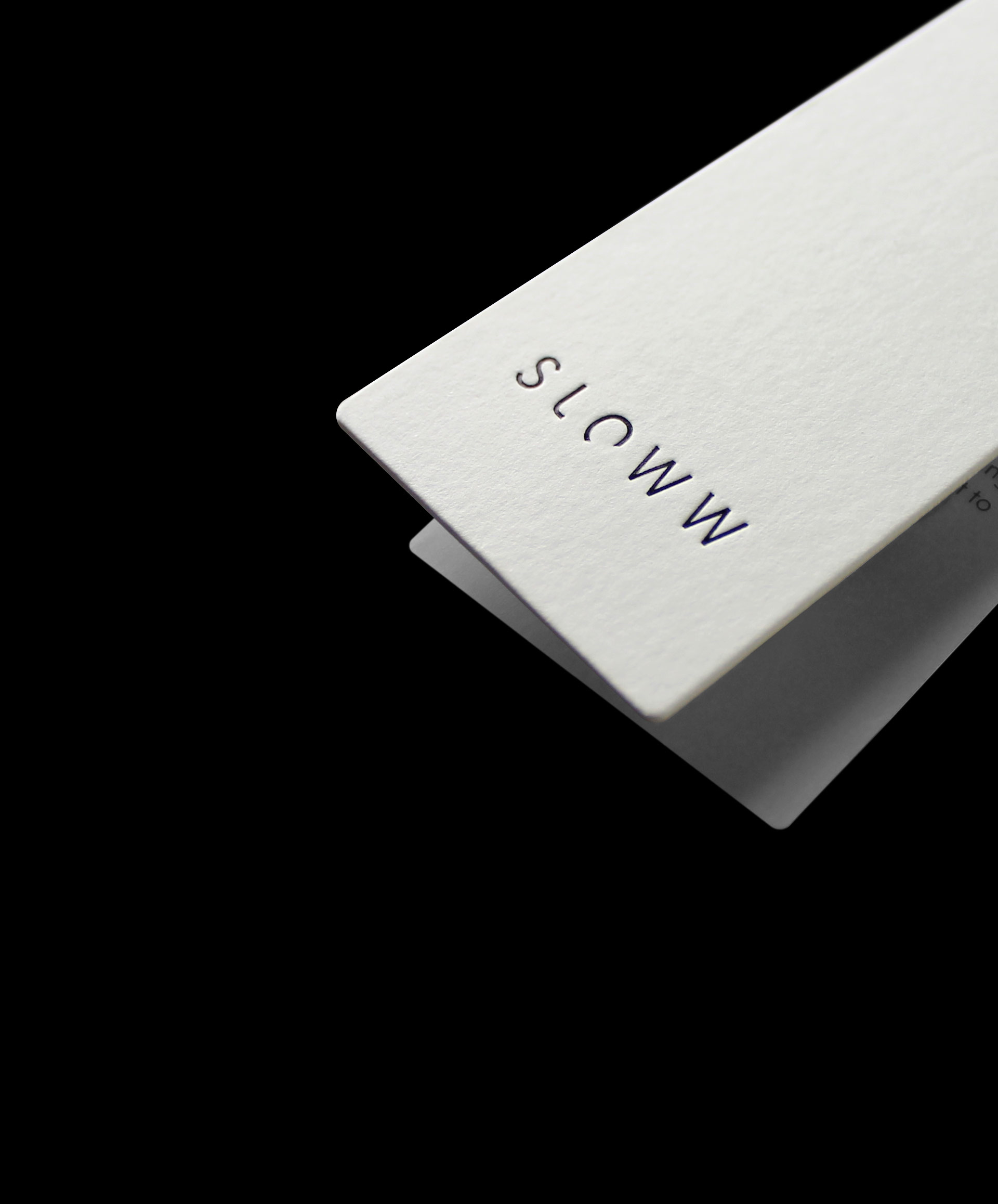 Detailansicht des Hangtags von Sloww mit hochwertiger Papiertextur und geprägtem Logo