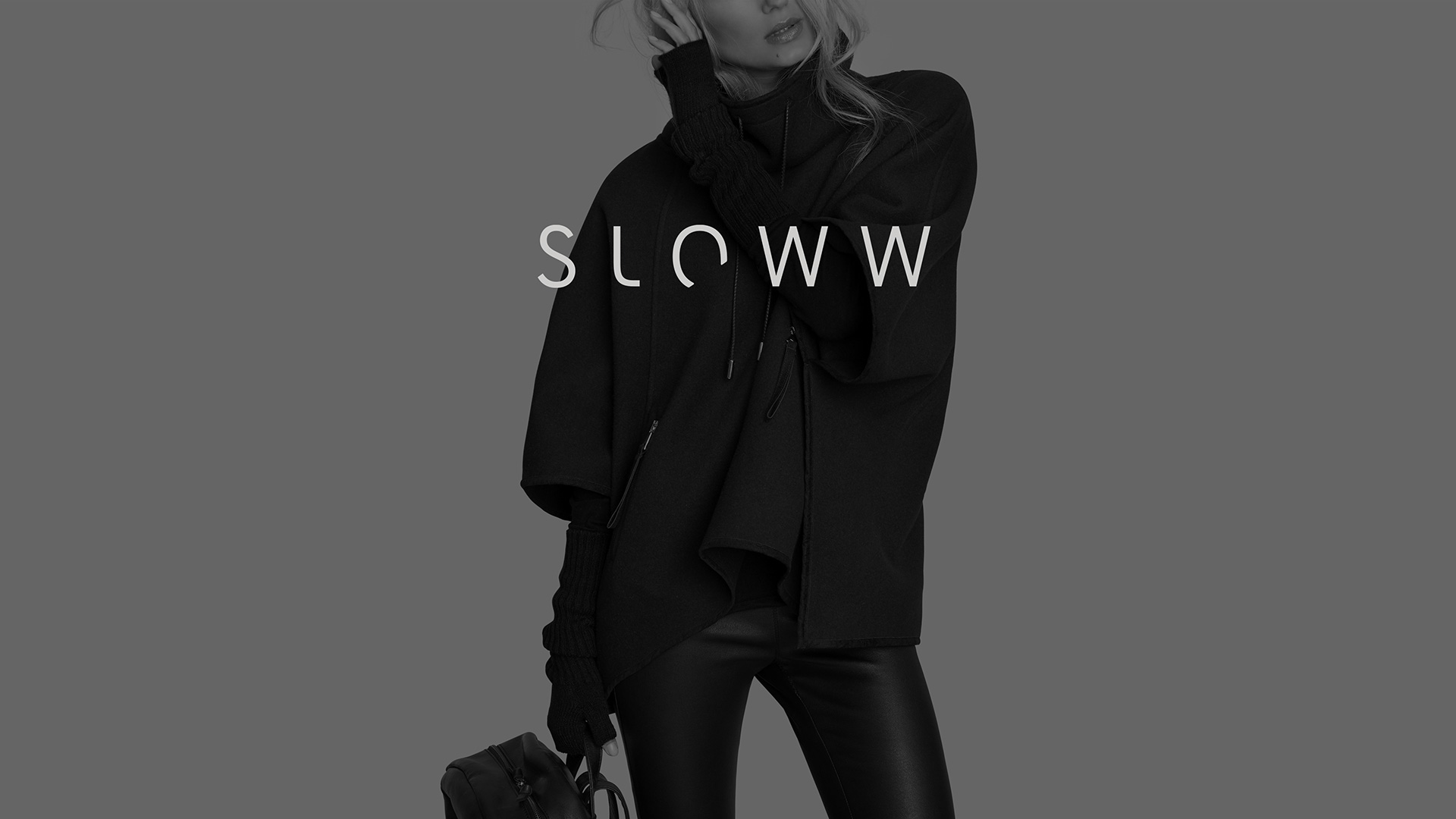 Sloww Logo im Vordergrund vor Model in moderner, nachhaltiger Modefotografie