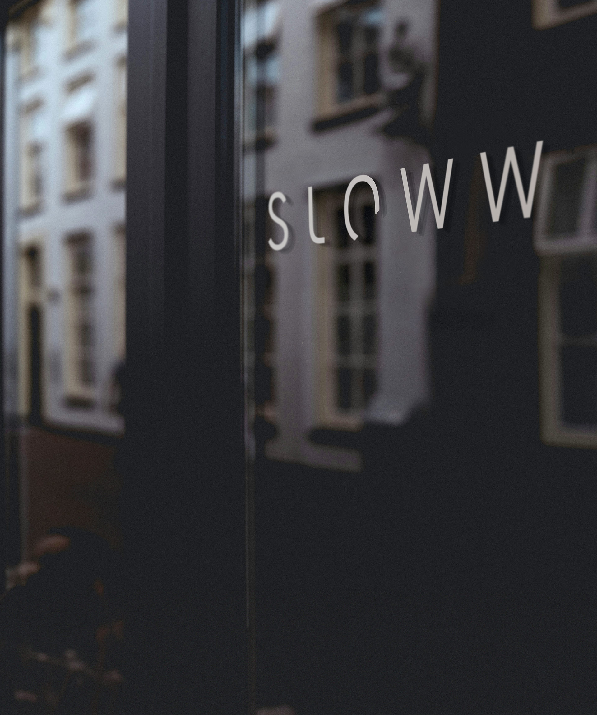 Anwendung des Sloww-Logos auf einem Schaufenster