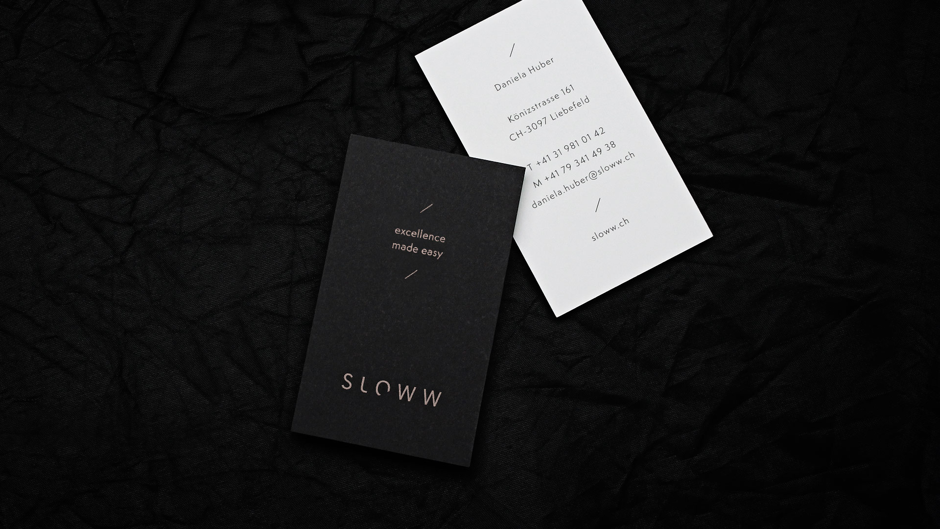 Grafikdesign-Portfolio: Vorder- und Rückseite der minimalistischen Visitenkarte für die Modemarke Sloww